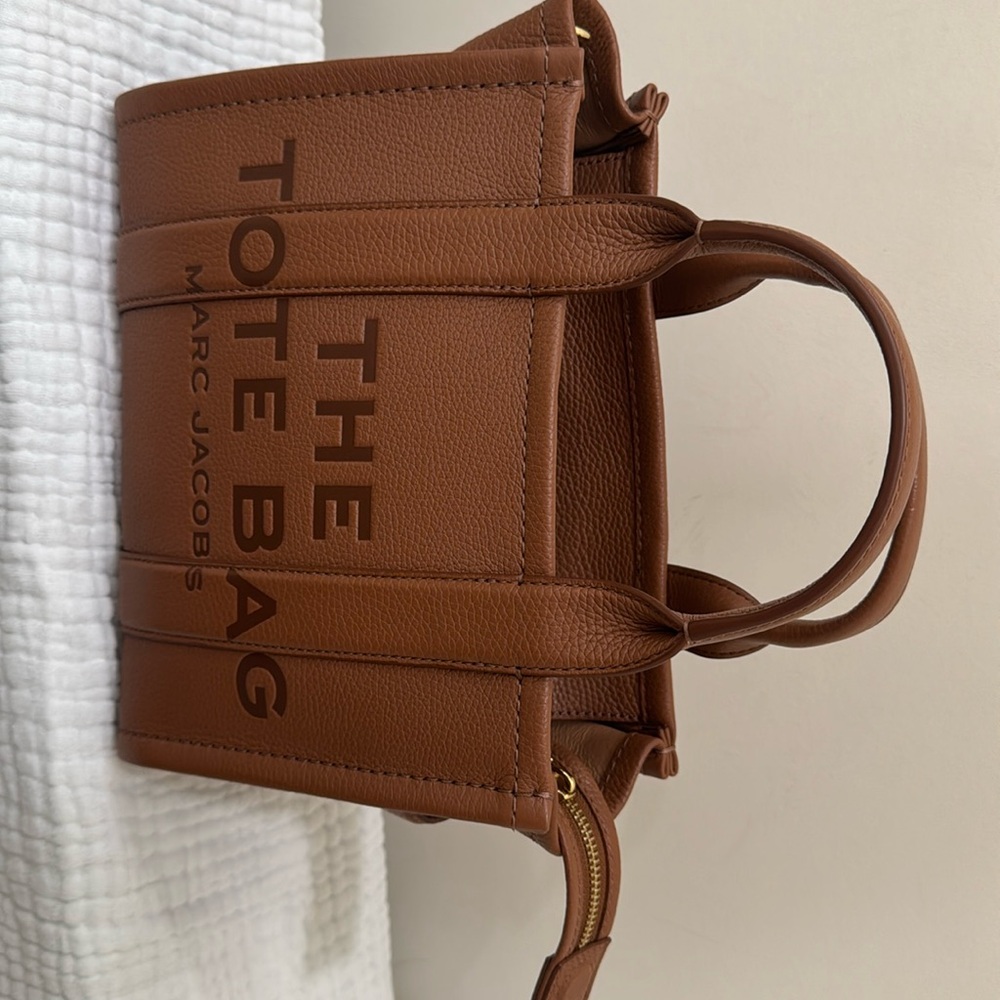 Marc Jacobs small leather The Tote Bag. Authentic, Brand New w/o tags. Argan Oil